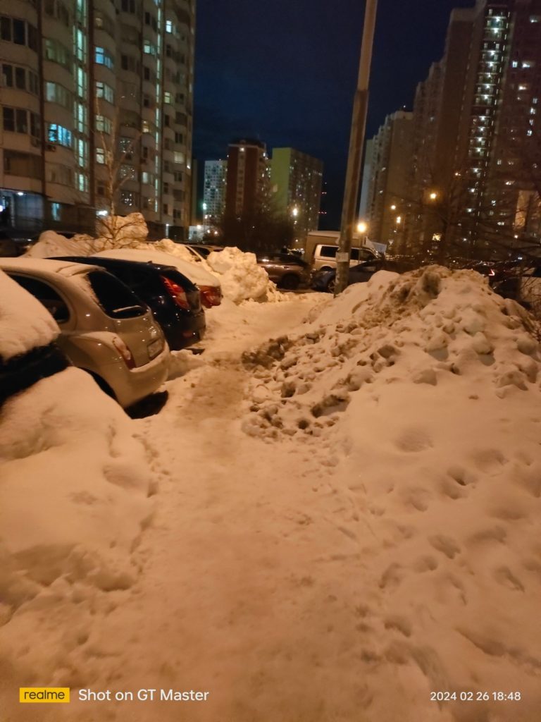 68cc8b8563c2a7aa4686f4fa4c0333a2-768x1024 Снежные навалы и припаркованные машины мешают пешеходам в Путилково