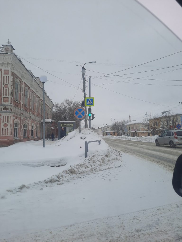 77a3647f419c4fd44e5b7ed0b9a2d902-768x1024 Снежный коллапс в Камышлове: мэр занят КВНщиками, а жители страдают от аварий на дорогах