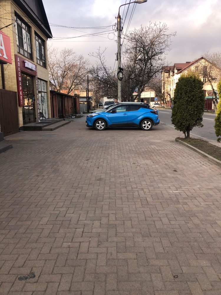 Cherkessk-ul.-Balahonova-32-a-narushenie-PDD-parkovka-na-trotuare3-rotated Автохамы, автонарушители дня 16.02
