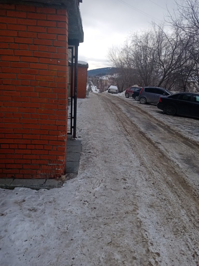 cf0b4e7149902e9bf211e25010f52e39-768x1024 Зимой — каток, весной — горка: состояние тротуара в Новоуральске