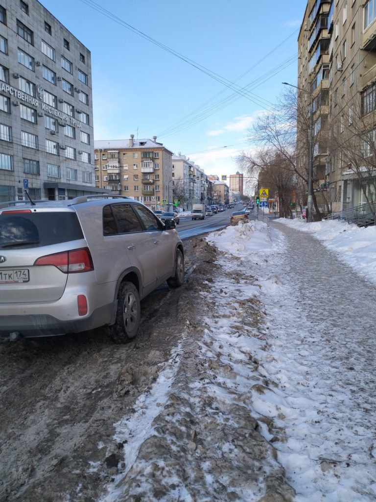 d2cefc7157868bf34cff5a28f310cf7a-768x1024 Снежные завалы на проезжей части и обочине: проблема на улице Коммуны в Челябинске
