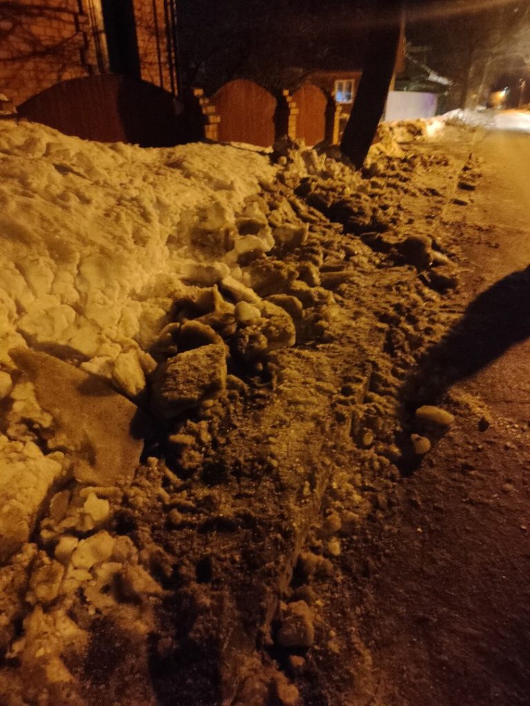 090175cb2438c9b7e00ec3877ab5bd48-768x1024 «Только грязь, только лёд, только хардкор»: травмоопасные тротуары в Кашире