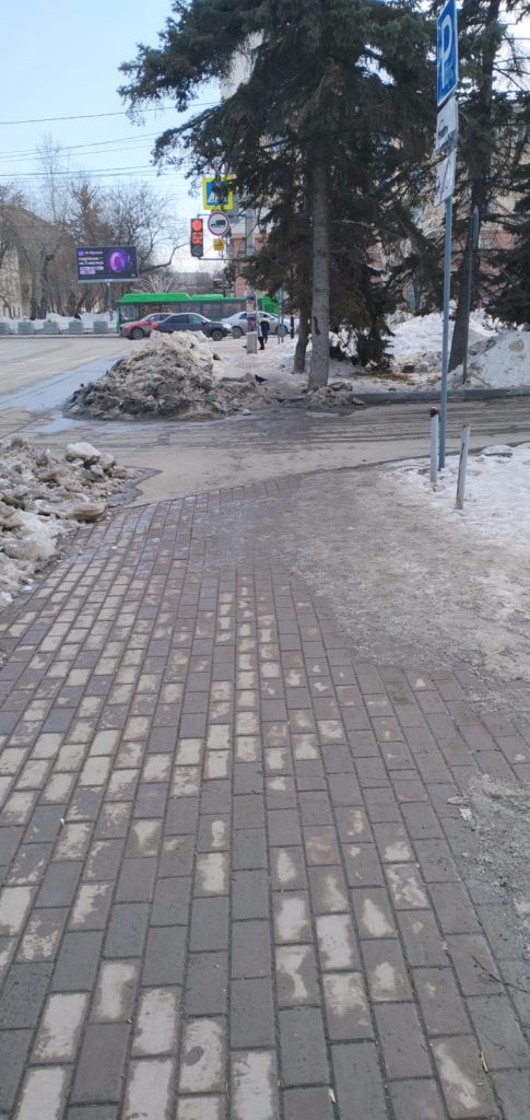 18e1c57a6ef3b3488fa0b049e835cc35-485x1024 Куча грязного льда на тротуаре в Челябинске: дорожные службы ждут, когда само растает
