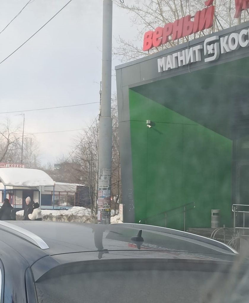 2-2-840x1024 В Екатеринбурге начали снимать незаконную рекламу кредитов