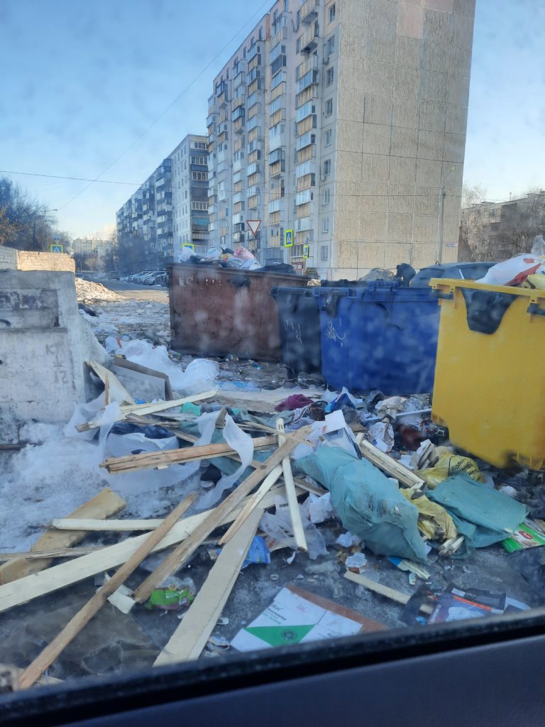 20240307_084001-bfc93b45b2e48a6cfeddcb3ad79c9325-768x1024 Ужасное состояние мусорной площадки в Челябинске: мусор не убирается, развелись грызуны