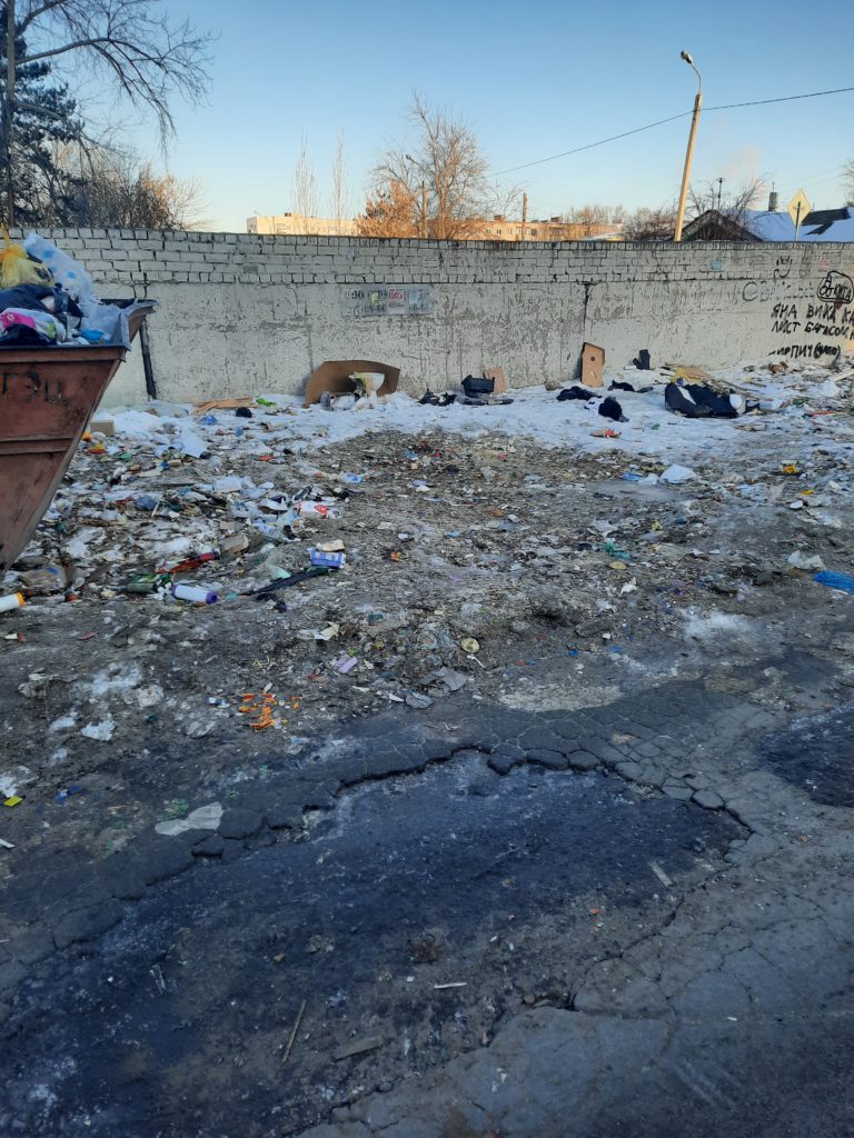 20240307_084049-0b4b38d091abced3545d1815e7f2a4ba-768x1024 Ужасное состояние мусорной площадки в Челябинске: мусор не убирается, развелись грызуны