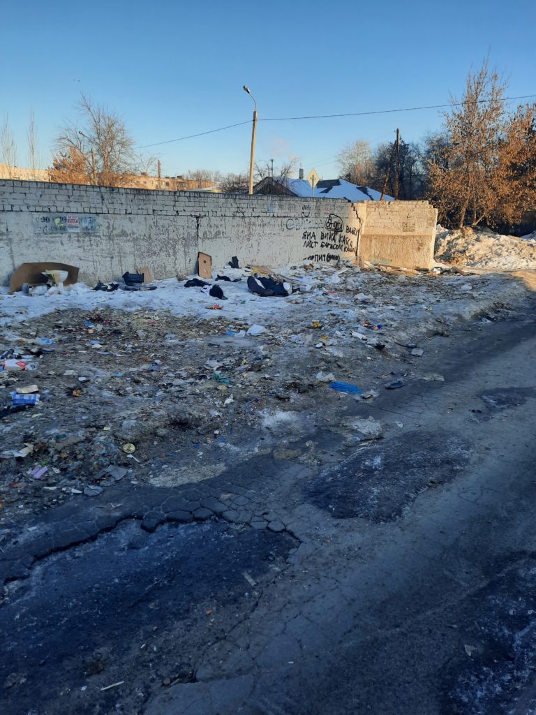 20240307_084051-718d6b476f7dbb19c1ec06125759f1c9-768x1024 Ужасное состояние мусорной площадки в Челябинске: мусор не убирается, развелись грызуны