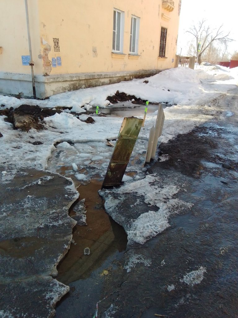 266e20132829bb71d4459880eba651ae-768x1024 Затопленная траншея водопровода угрожает людям и машинам в Коркино