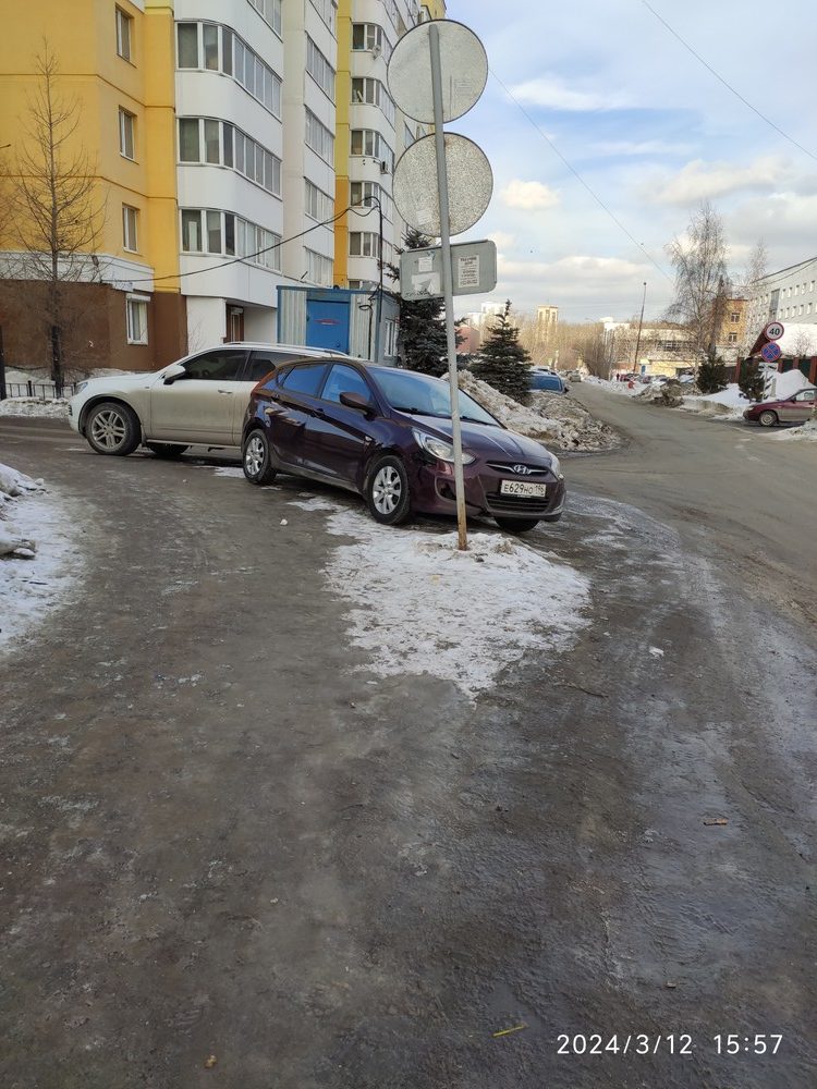 Ekaterinburg-ul.Gromova-d.26.-Stoyanka-na-trotuare-rotated Автохамы, автонарушители дня 12.03