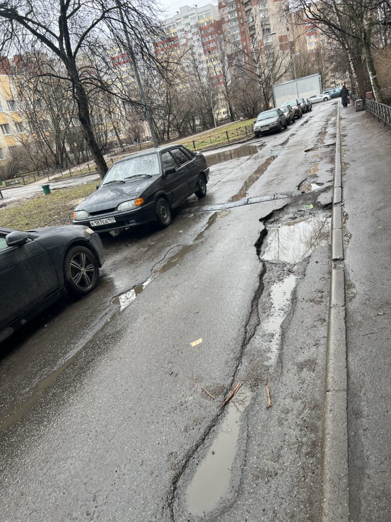 IMG_8542-1d14836f19237a68ccff1072a5d0887c-768x1024 Ямы на проспекте Маршала Жукова в Санкт-Петербурге: автомобилисты рискуют, пешеходы мокнут