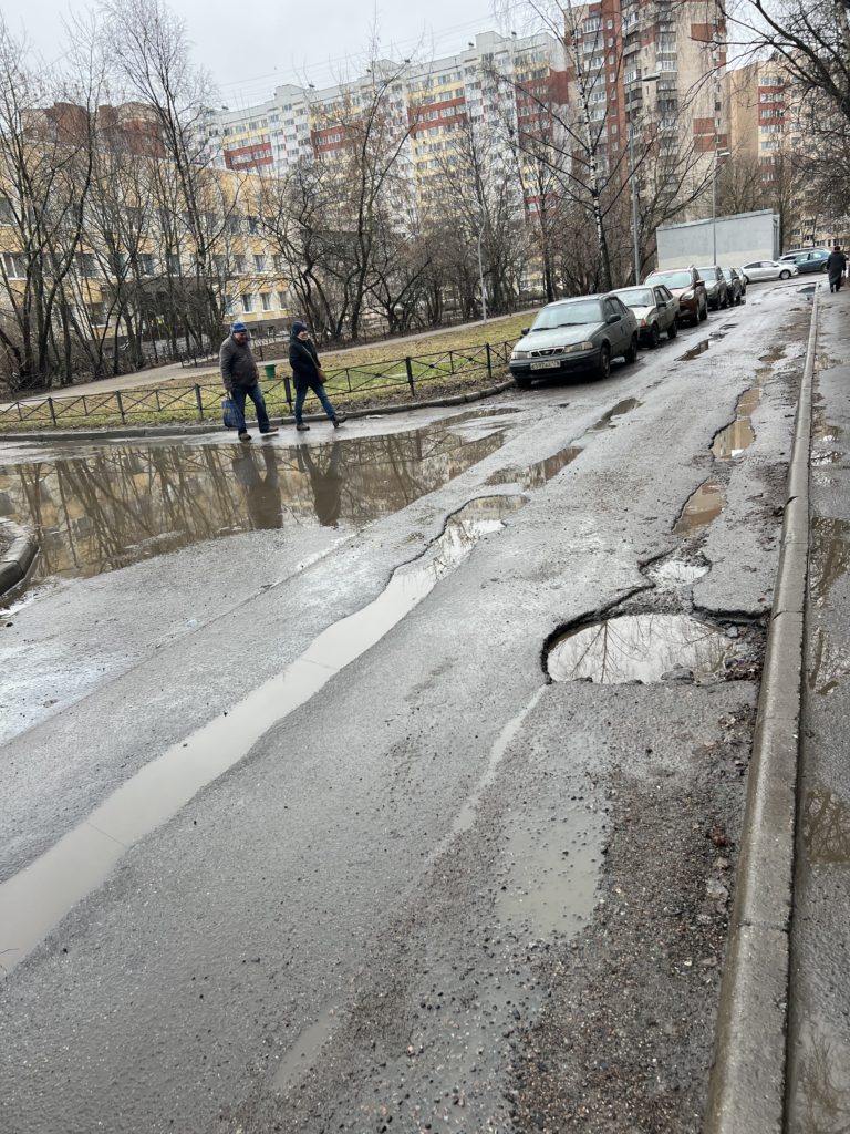 IMG_8543-9a31cbba35b8c73c5c46eb16d199e9f0-768x1024 Ямы на проспекте Маршала Жукова в Санкт-Петербурге: автомобилисты рискуют, пешеходы мокнут