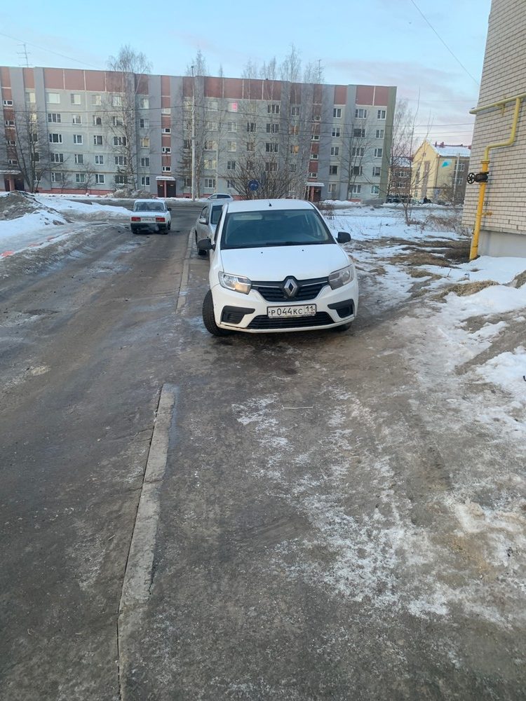 Vologda-Yaroslavskaya-29-parkovka-na-trotuare-rotated Автохамы, автонарушители дня 13.03