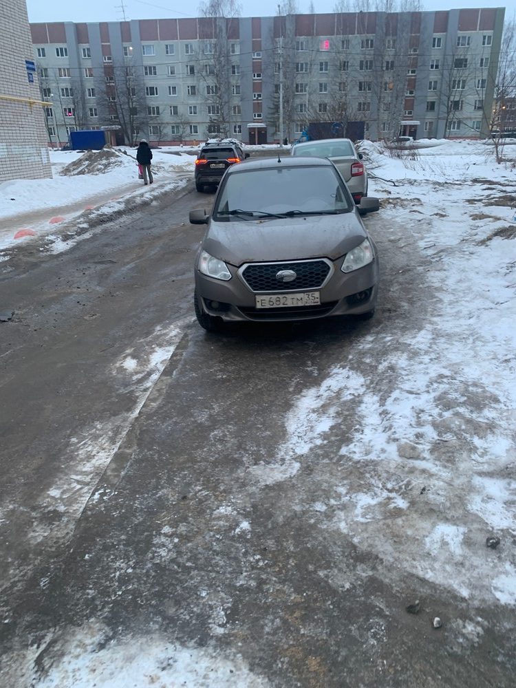 Vologda-Yaroslavskaya-29-stoyanka-na-trotuare.2-1-rotated Автохамы, автонарушители дня 11.03