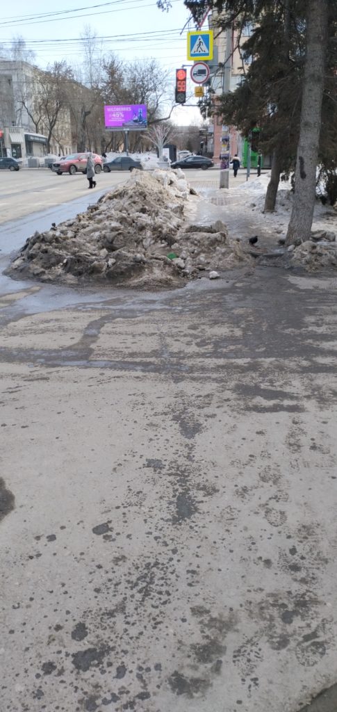 e825a38fcea86334dce8a3ab1894426b-485x1024 Куча грязного льда на тротуаре в Челябинске: дорожные службы ждут, когда само растает