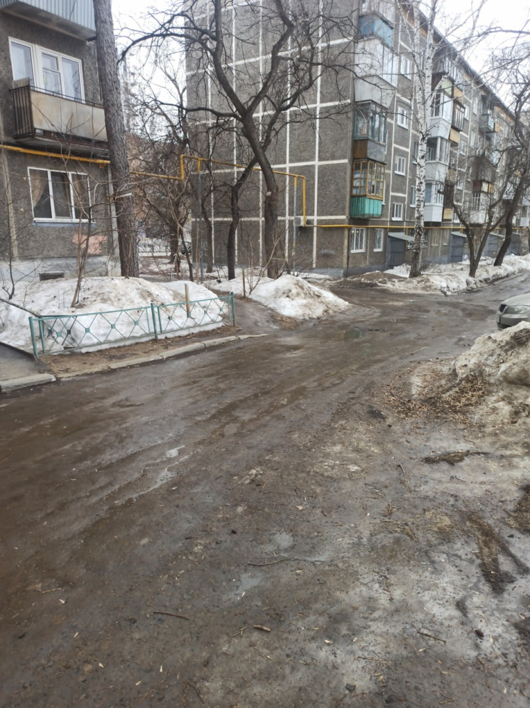 image-120-766x1024 Жители Екатеринбурга жалуются на скользкий подъезд к дому на Куйбышева