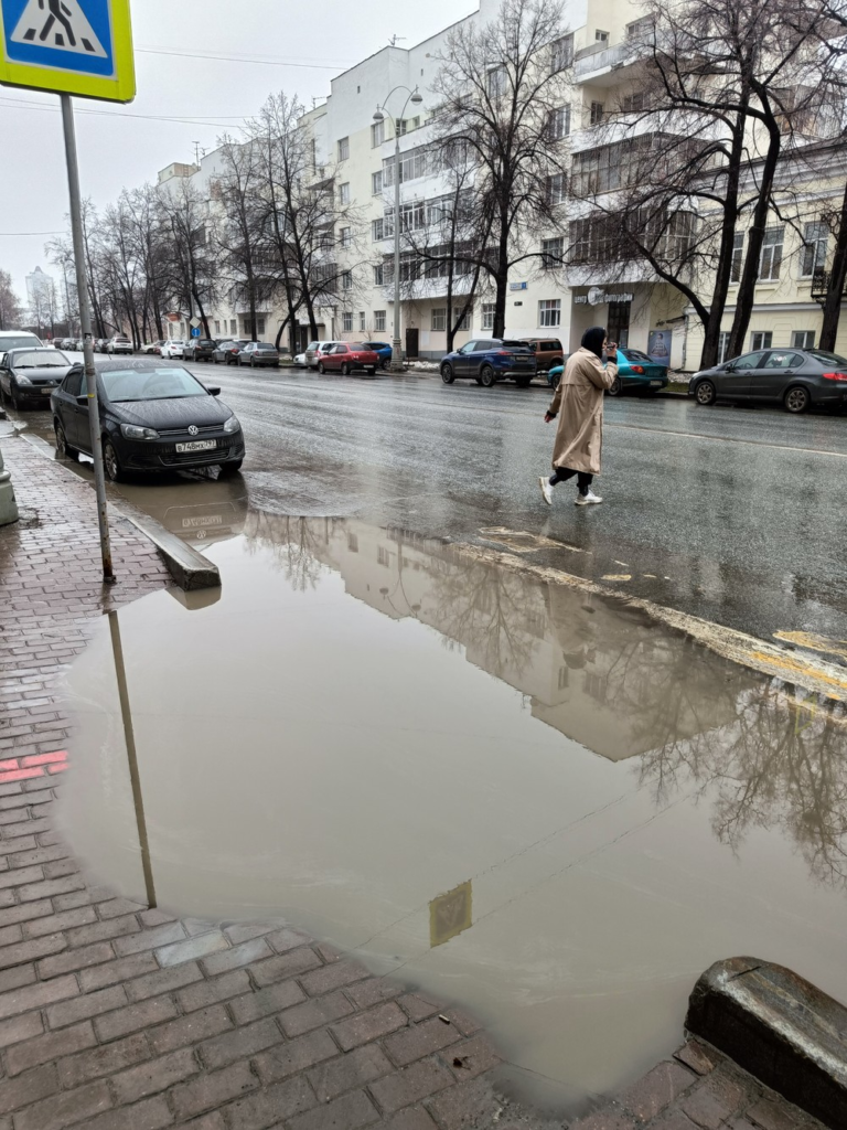 image-144-768x1024 Сезонные затопления на пешеходном переходе в Екатеринбурге представляют опасность для пешеходов
