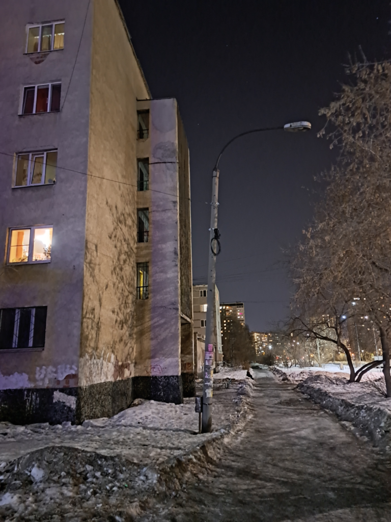 image-84-768x1024 Не работают уличные фонари на улице Надеждинская в Екатеринбурге