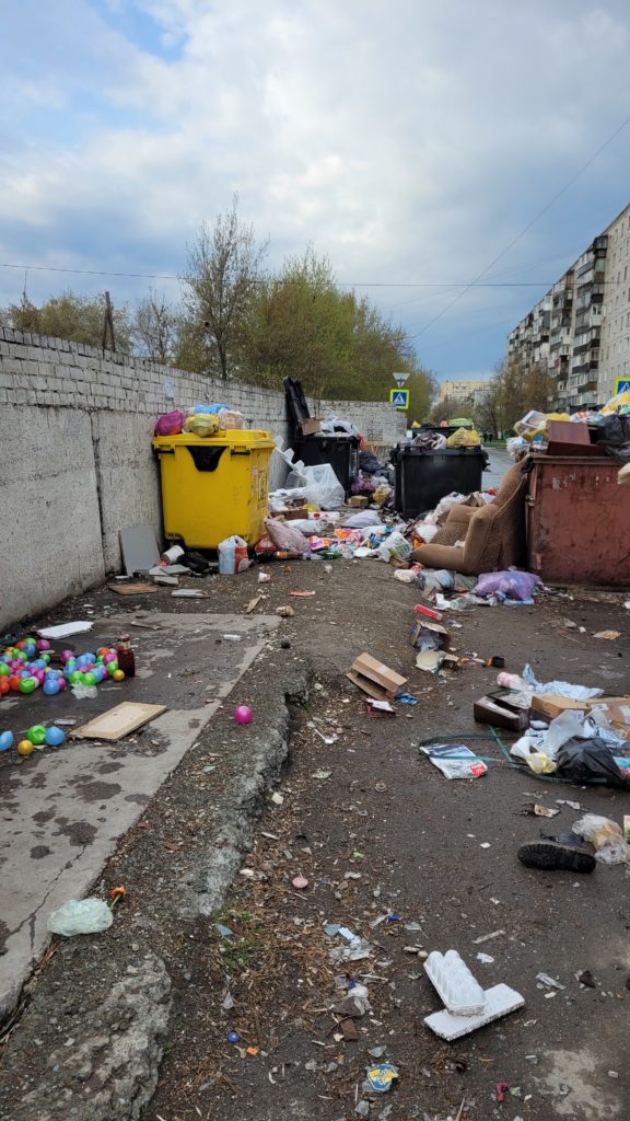 20240422_181740-d7c2f5e9b545ac0c845dbde2448cae4b-576x1024 Ужасное состояние мусорной площадки в Челябинске: ситуация не меняется