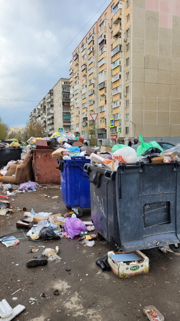 20240422_181747-8208436c4a75dcaa58487f0b189d1530-576x1024 Ужасное состояние мусорной площадки в Челябинске: ситуация не меняется