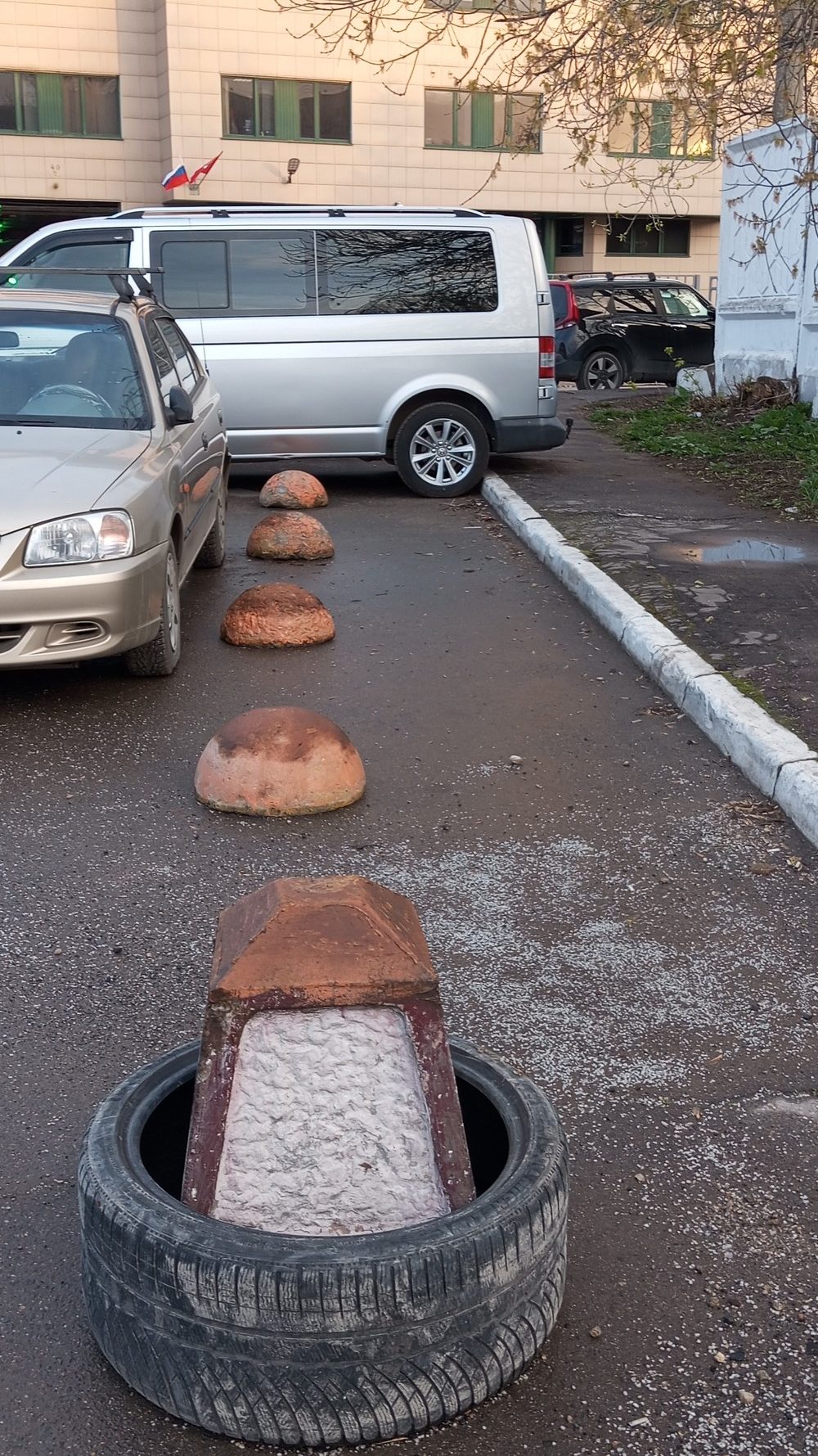 5de3b1ff7ef4207a233371cee400ad8a-edited Бетонные блокираторы препятствуют парковке в Москве