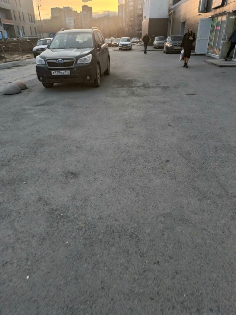 Ekaterinburg-Roshhinskaya-21-parkovka-na-trotuare-kalina-stoit-na-spuske-dlya-malomobilnyh-grazhdan-768x1024 Автохамы, автонарушители дня 12.04