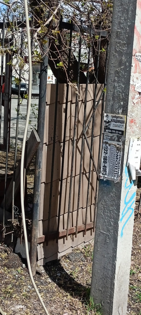 image-116-461x1024 На столбе ЛЭП на в Екатеринбурге заметили висящий электрический провод. Просят проверить и устранить.