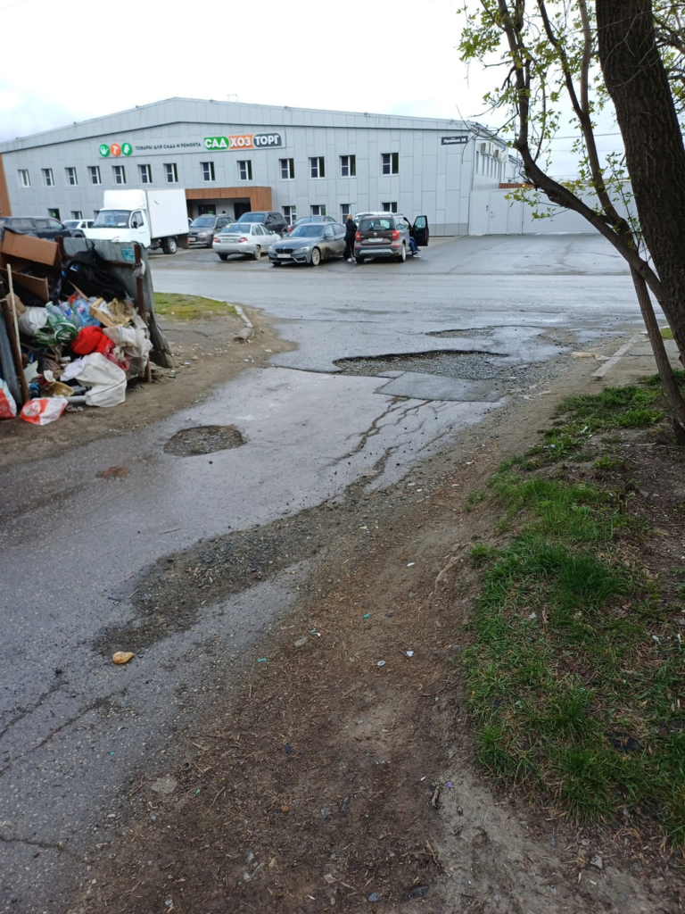 image-245-768x1024 Ямы на дороге мешают въезду во двор жителям ул. Машиностроителей в Екатеринбурге