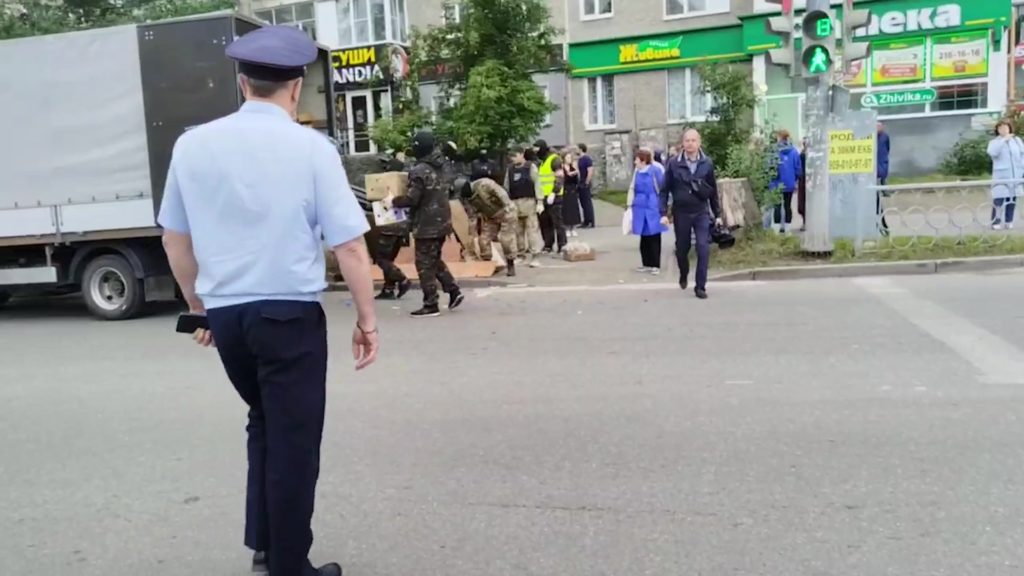 NK-Russkaya-obshhina-na-Pehotincev-frame-at-0m3s-1024x576 Рейд по торговым точкам на Пехотинцев. Нелегальная торговля и бегство нелегальных мигрантов