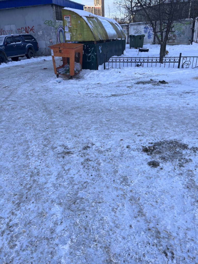 17591-1-768x1024 В Екатеринбурге во дворе дома на Белореченской улице ликвидировали опасный лёд