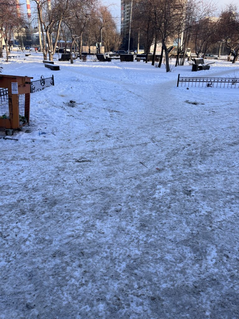 17591-2-768x1024 В Екатеринбурге во дворе дома на Белореченской улице ликвидировали опасный лёд