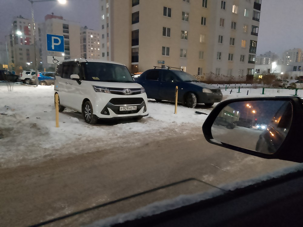 image-98 В Екатеринбурге на улице Краснолесья захватили парковочные места