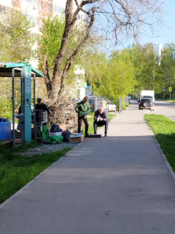 image-271-edited Торговцы оккупировали газон на Электриков в Екатеринбурге