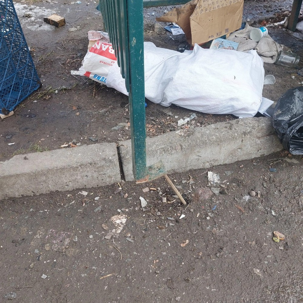 image-3 В Екатеринбурге на Крауля установили мусорную площадку, которая едва держится