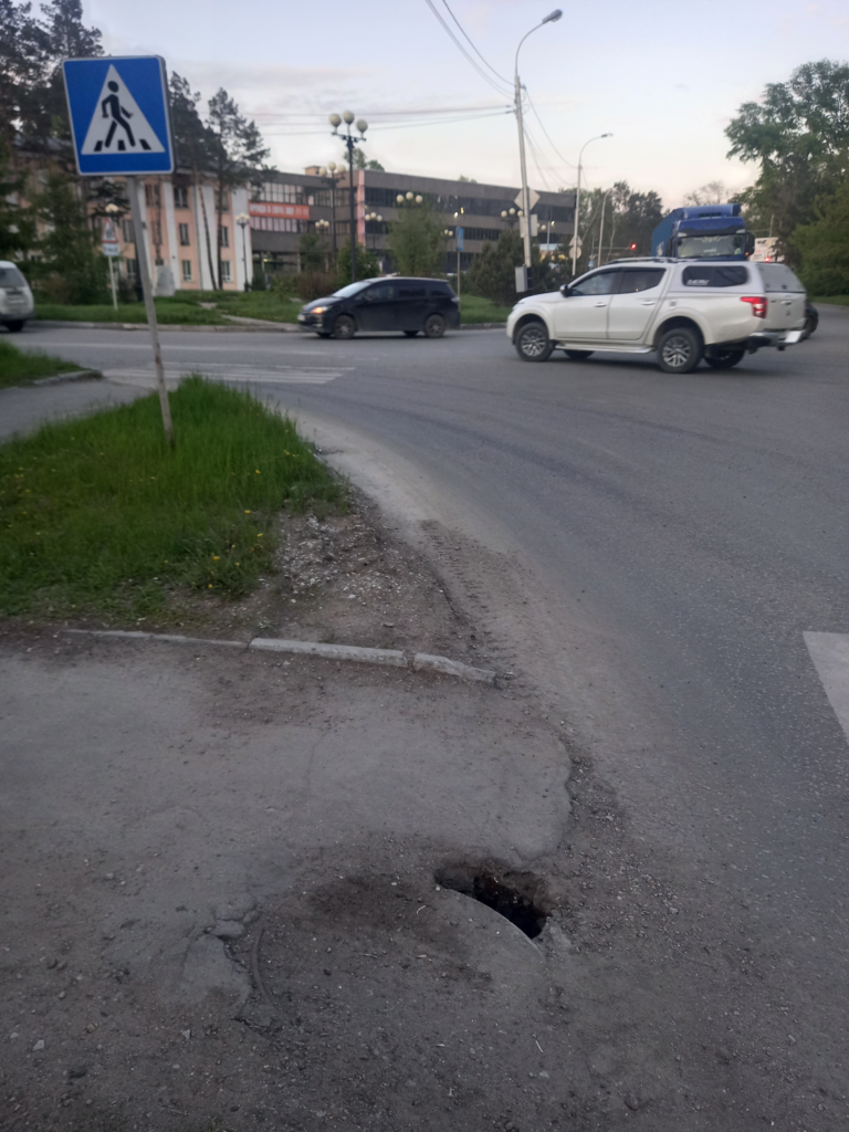 image-375-768x1024 В Хабаровске дети идут в школу мимо провала у пешеходного перехода