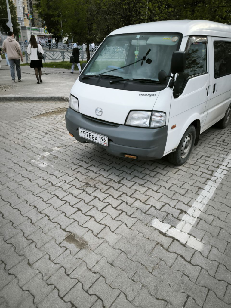 image-378-768x1024 Екатеринбуржцы вновь жалуются на стихийную торговлю у «Мегаполиса»