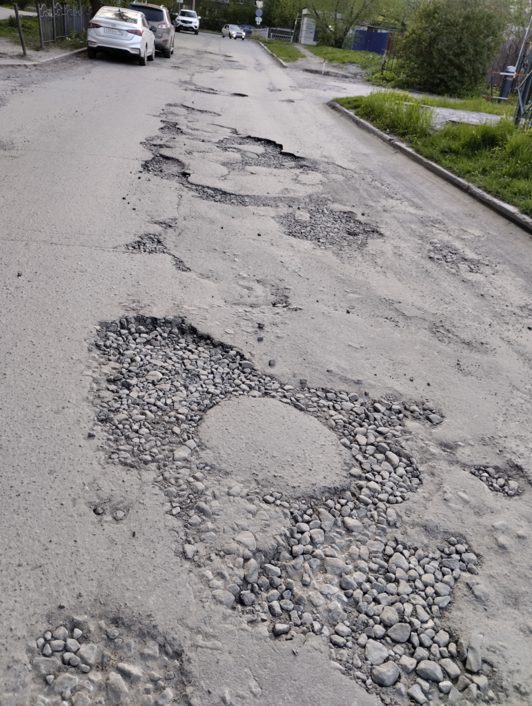 image-379-771x1024 Ямы вместо асфальта: жители Новой Сортировки требуют ремонта дороги на Крупносортщиков