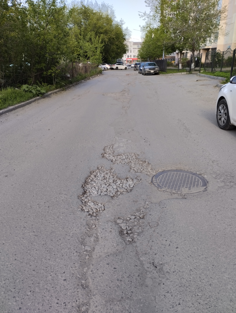 image-380-771x1024 Ямы вместо асфальта: жители Новой Сортировки требуют ремонта дороги на Крупносортщиков