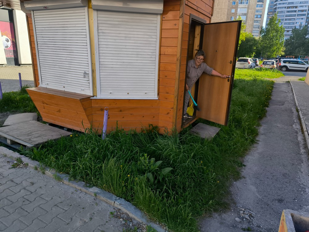 image-445 В Екатеринбурге на ул. Уральских Рабочих установили киоск с нарушениями