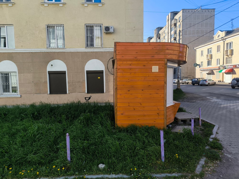 image-446 В Екатеринбурге на ул. Уральских Рабочих установили киоск с нарушениями