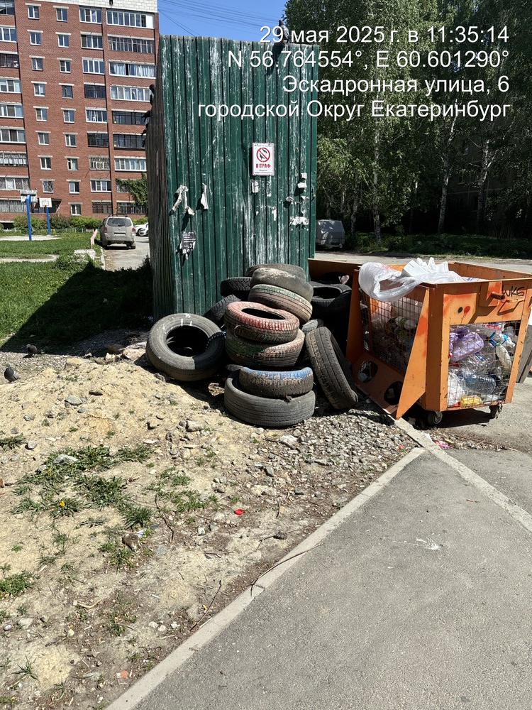 image-451 Новый кошмар Вторчермета: во дворах Екатеринбурга гниют горы покрышек