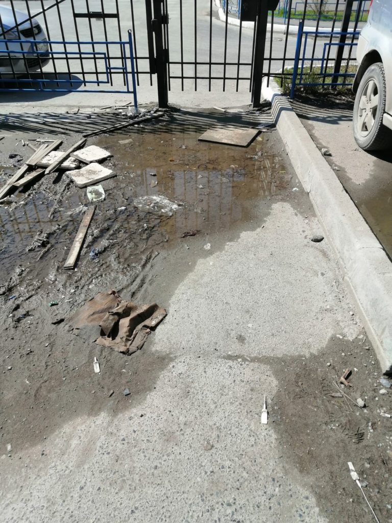 image-5-768x1024 Зимой — гололёд, летом — грязь: жители дома по Академика Постовского жалуются на состояние тротуаров