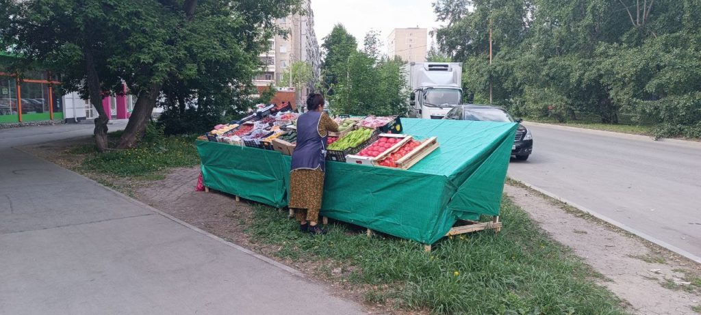 IMG_20250604_102510_938-b86b4b8b39c1fc401a55563178323311-1024x461 Нарушение или удобство? Жители жалуются на ларёк, развернувшийся на газоне у дома
