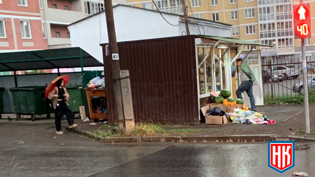 Kishinjovskaya-Kunarskaya-1024x576 В Екатеринбурге на перекрёстке Кишинёвской и Кунарской стихийная торговля соседствует с мусорной площадкой