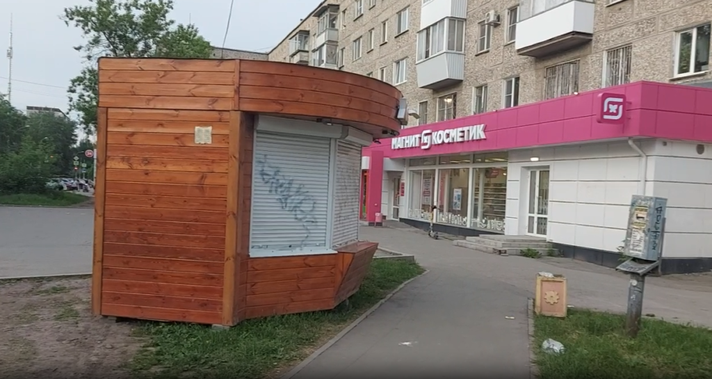 Snimok-ekrana-2025-06-04-102217-1024x545 Кто дал добро? В Екатеринбурге у жилого дома внезапно выросли торговые лотки