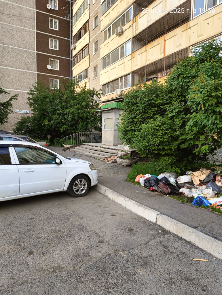 image-106-771x1024 В Екатеринбурге у дома на Технической образовалась несанкционированная свалка