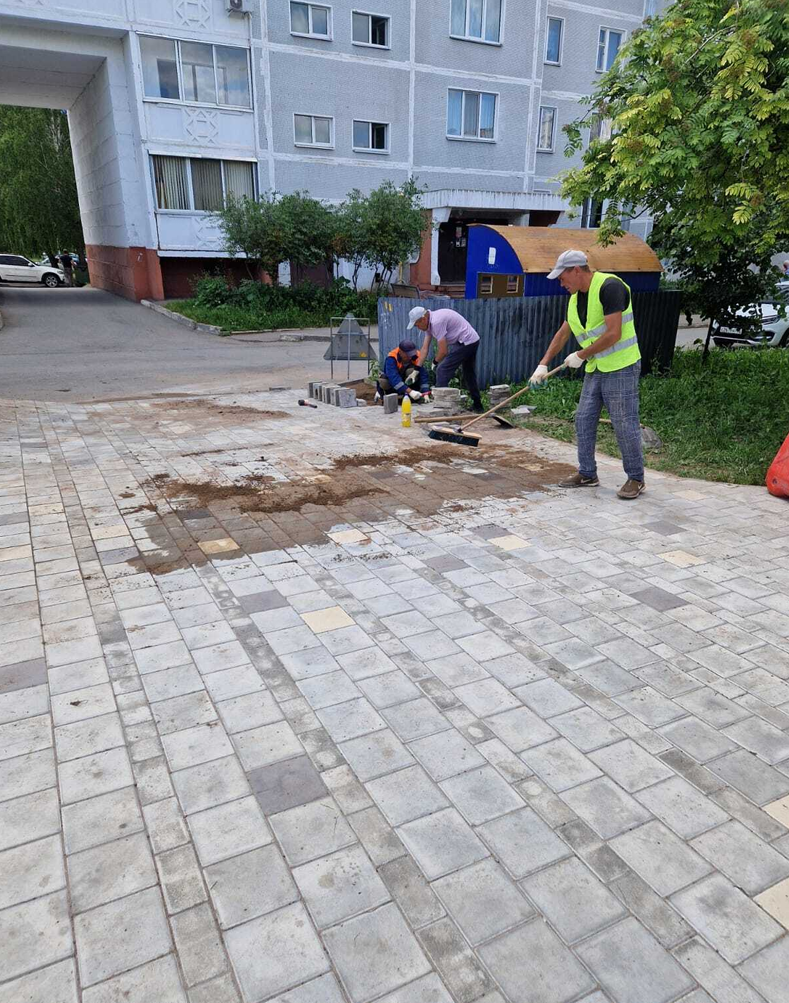 image-17 В Нижнекамске завершили обустройство съезда для колясок после годового ожидания