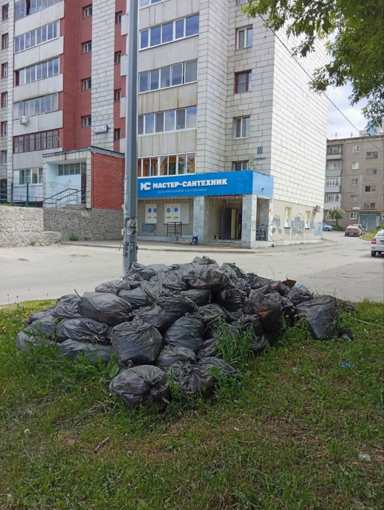 image-43-771x1024 Антисанитария на Крауля: мусорные мешки стали частью городского пейзажа