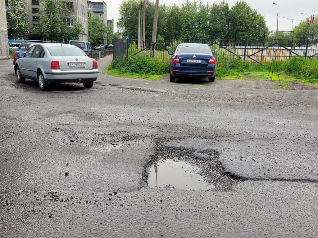 Murmansk-ul.-Olega-Koshevogo2-1024x768 В Мурманске дорога у домов на Олега Кошевого и Зои Космодемьянской в аварийном состоянии