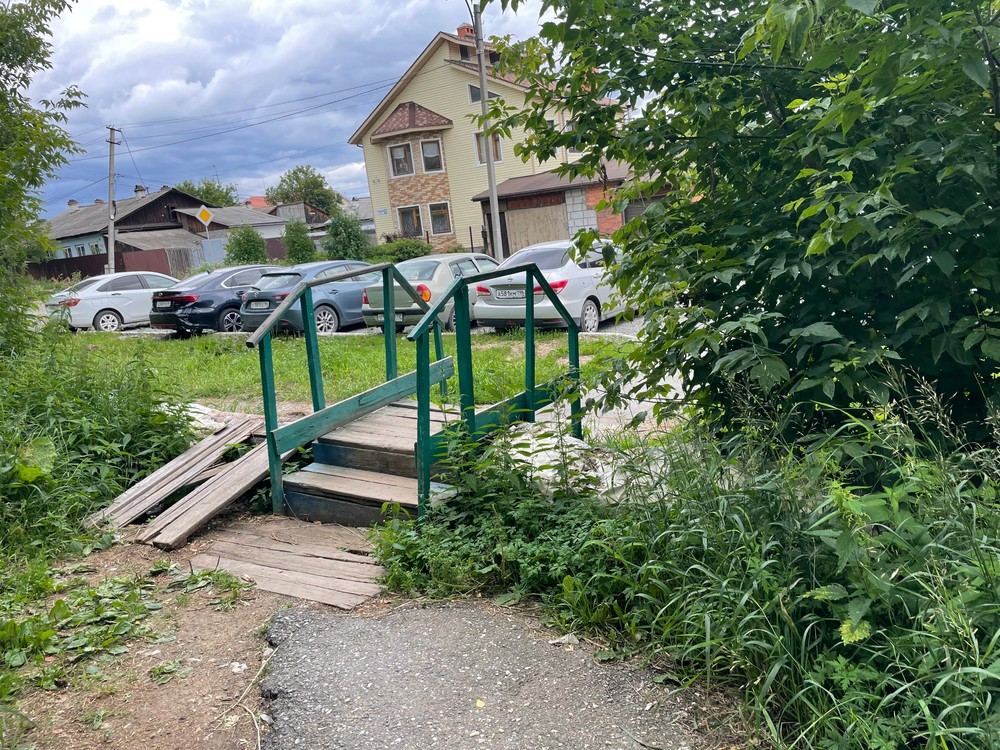 image-278 Заброшенные авто и горы покрышек: кто ответит за бардак на Симферопольской?