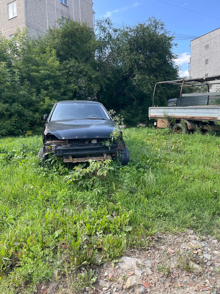 image-279 Заброшенные авто и горы покрышек: кто ответит за бардак на Симферопольской?